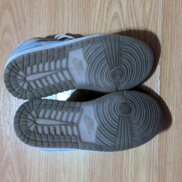 FINAL PRICE Women's Air Jordan 1 Mid Wolf Grey Aluminum - Picture 5 of 6